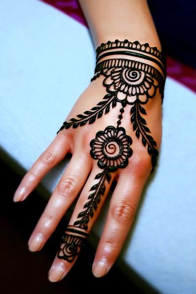 8. Minimaler Lotus-Akzent für Simple Henna Designs Easy Hands mit Spiegelung und feinem Stiel