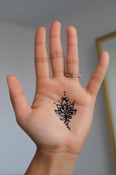 1. Zentrale Lotus-Miniatur für for simple henna designs hand front palm ideas
