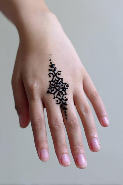 11. Rosetten-Mitte mit Fingerpfad für for simple henna designs hand back ideas