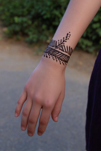 12. Feine Chevron-Streifen am Handgelenk für for simple henna designs hand back ideas