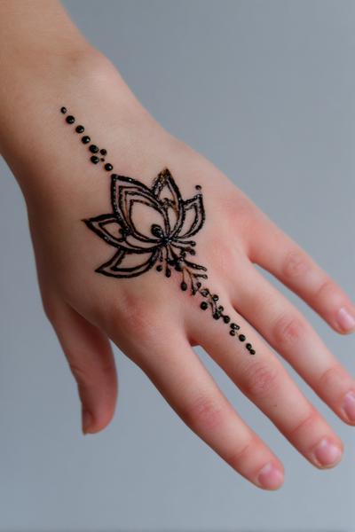 17. Drei-Strich-Blüte als Simple Henna Designs Hand Modern Easy Motiv