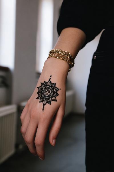 19. Minimal-Mandala mit nur zwei Ebenen for simple henna designs hand modern easy ideas