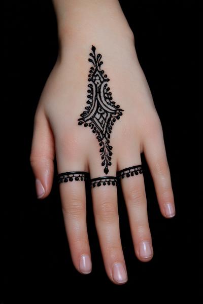 2. Finger-Spitzenkappen und feine Ringe for simple henna designs hand front palm ideas