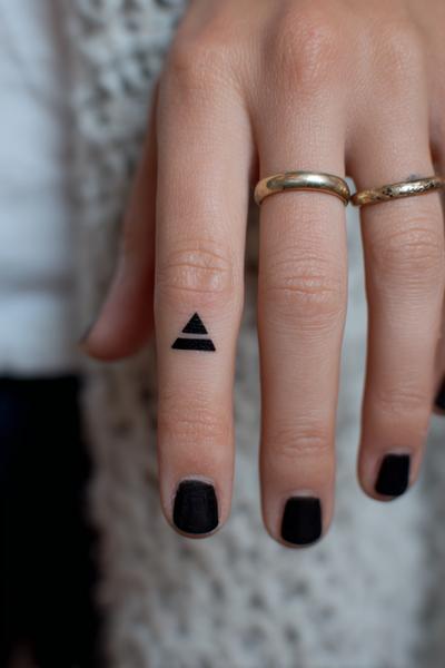 20. Grafische Dreiecke am Fingeransatz für for simple henna designs hand modern easy ideas