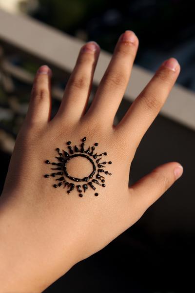 21. Einfacher Sonnenkreis in der Handfläche für for simple henna designs hand easy ideas