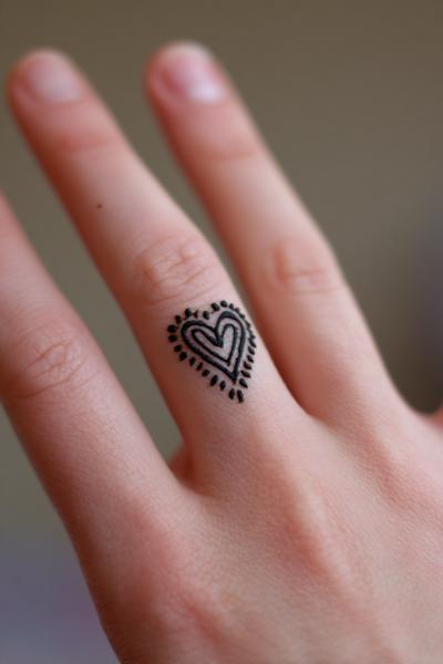 22. Einfaches Herzblatt-Paar am Daumen für for simple henna designs hand easy ideas