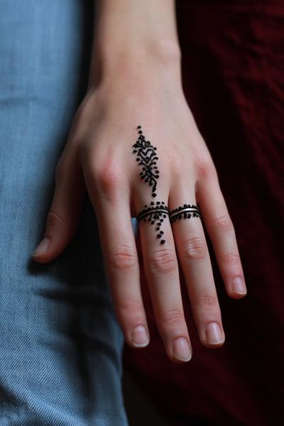23. Einfaches Punkt-Mosaik entlang der Finger für for simple henna designs hand easy ideas