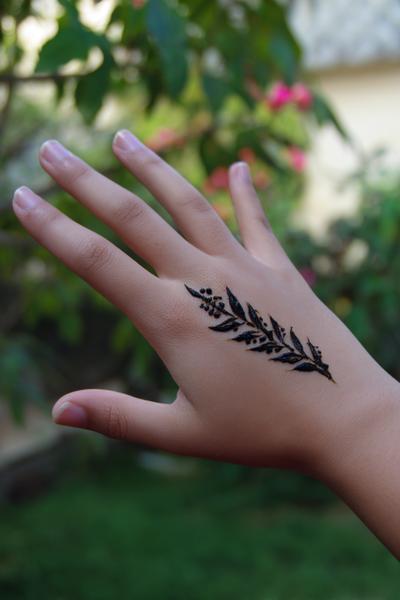 24. Einfaches Blattband quer über den Handrücken für for simple henna designs hand easy ideas