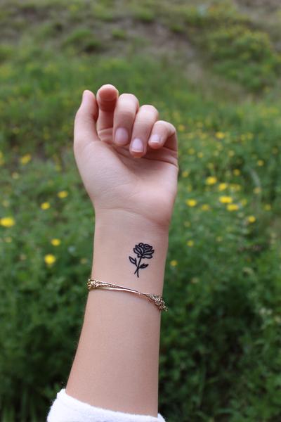 26. Einfache Rosenknospe am Handgelenk für for simple henna designs hand easy flowers ideas
