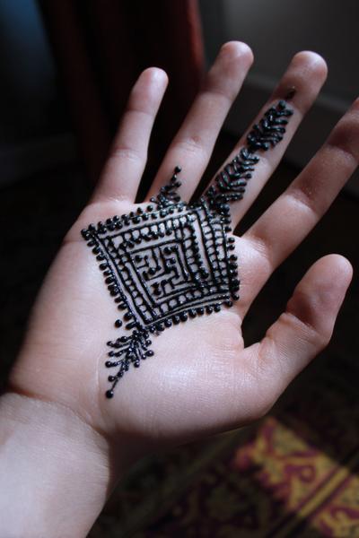 5. Geometrische Kacheln mit Simple Henna Designs Hand Modern als Handflächen-Akzent