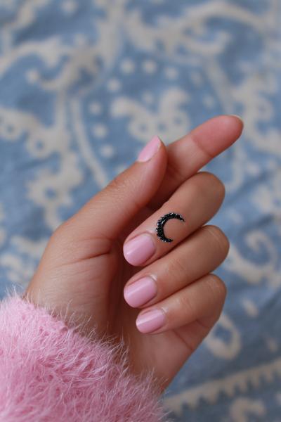 7. Minimaler Halbmond am Daumenballen für for simple henna designs hand modern ideas