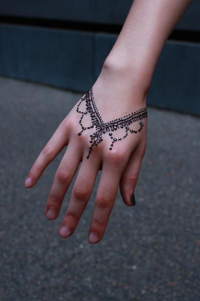 8. Asymmetrische Blattkette als Simple Henna Designs Hand Modern Statement