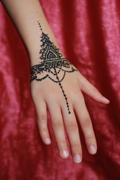 9. Zarter Spitzenrahmen für Simple Henna Designs Hand Back mit Freifläche
