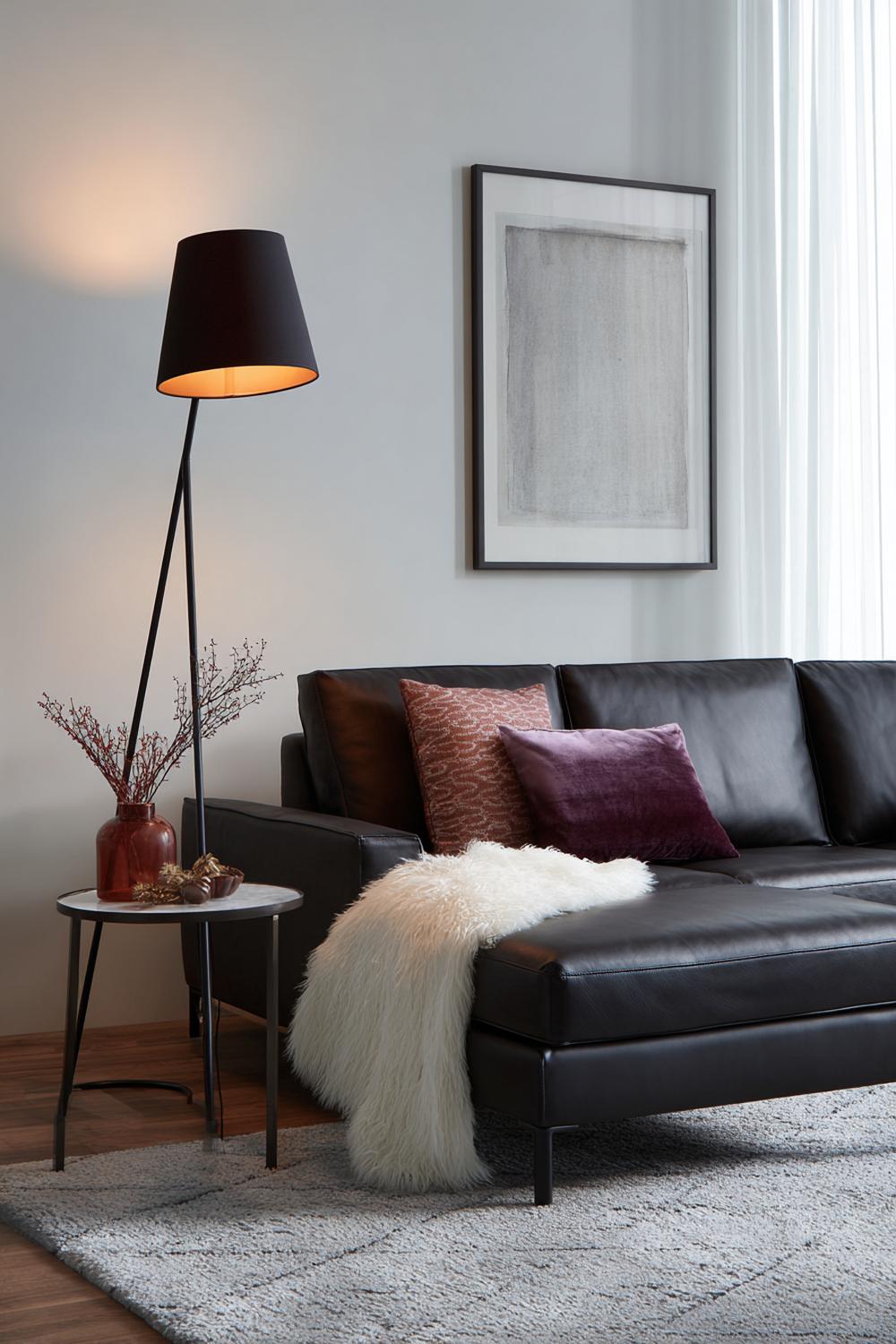 2. Sofa-Ecke mit Statement-Stehlampe und warmem Lichtkegel