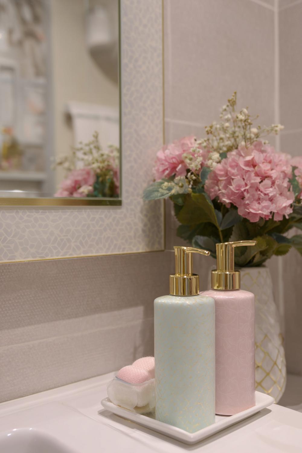 11. Spiegeldeko Bad Ideen mit gerahmtem Spiegel in Weiß und zarten Pastellspendern