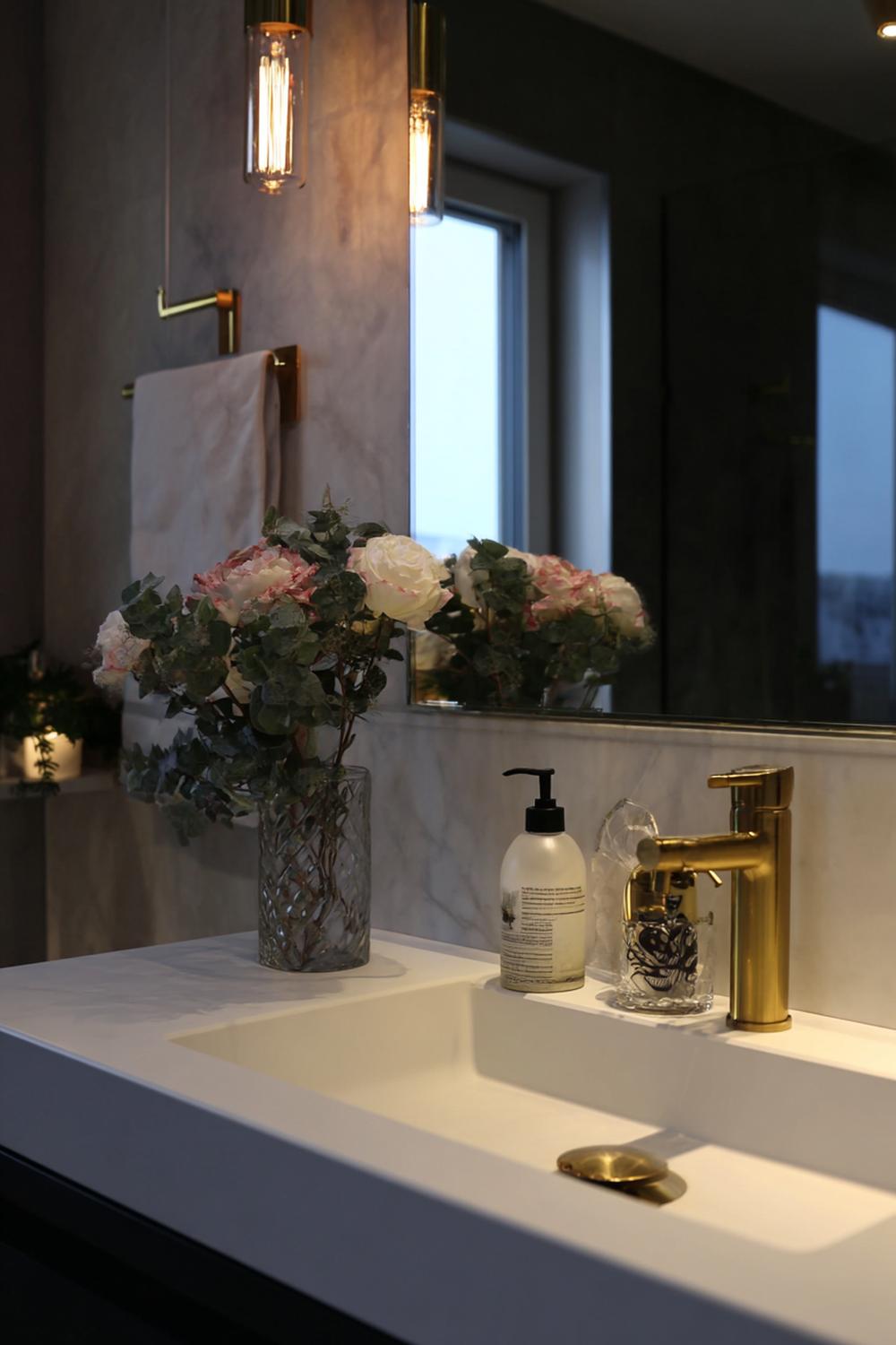 14. Spiegeldeko Bad Ideen mit minimaler Klemmleuchte und klarer Glasvase