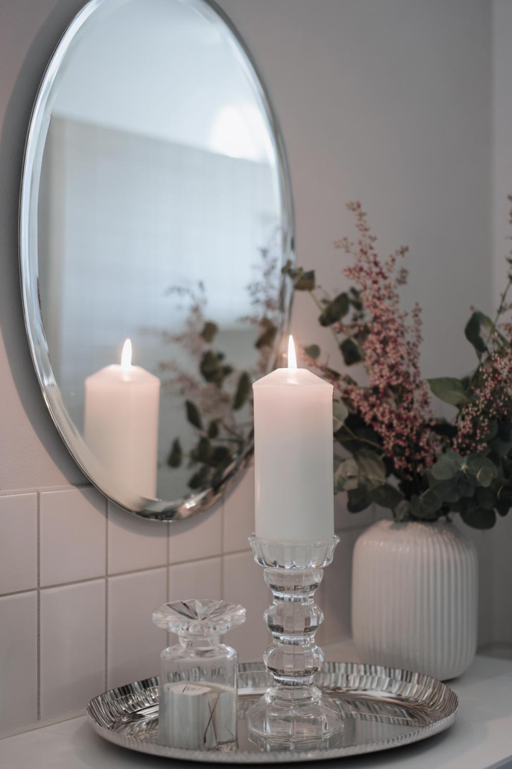 17. Spiegeldeko Bad Ideen mit ovalem Spiegel und zwei Kerzen in Glaszylindern