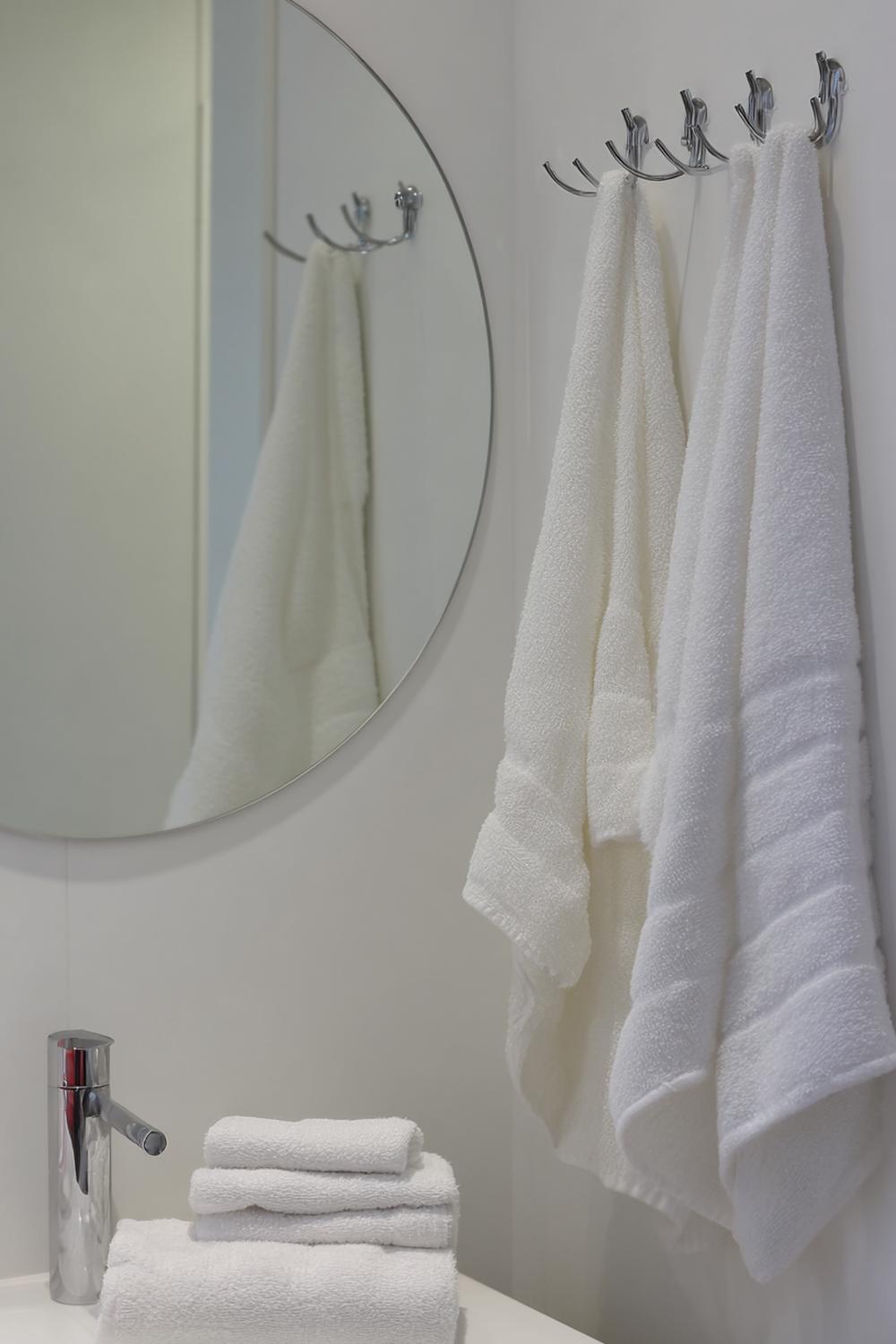 23. Spiegeldeko Bad Ideen mit seitlicher Hakenleiste und sichtbaren Leinenhandtüchern