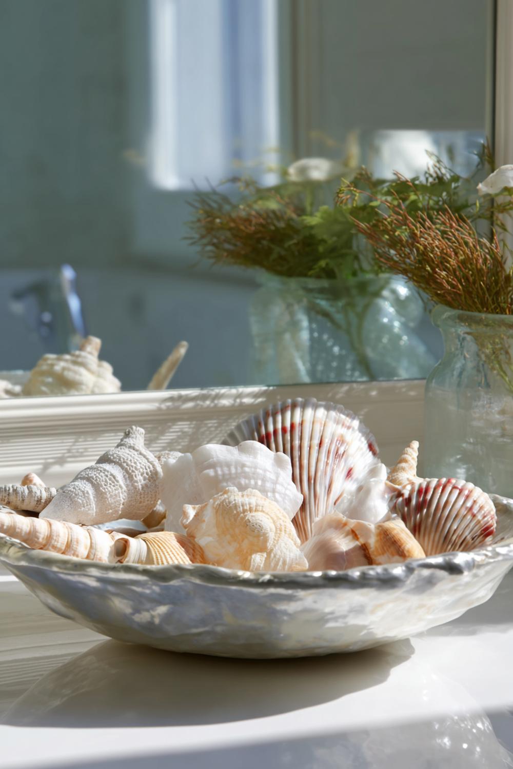 31. Spiegeldeko Bad Ideen mit Muschel-Schale und perlmuttfarbenen Akzenten