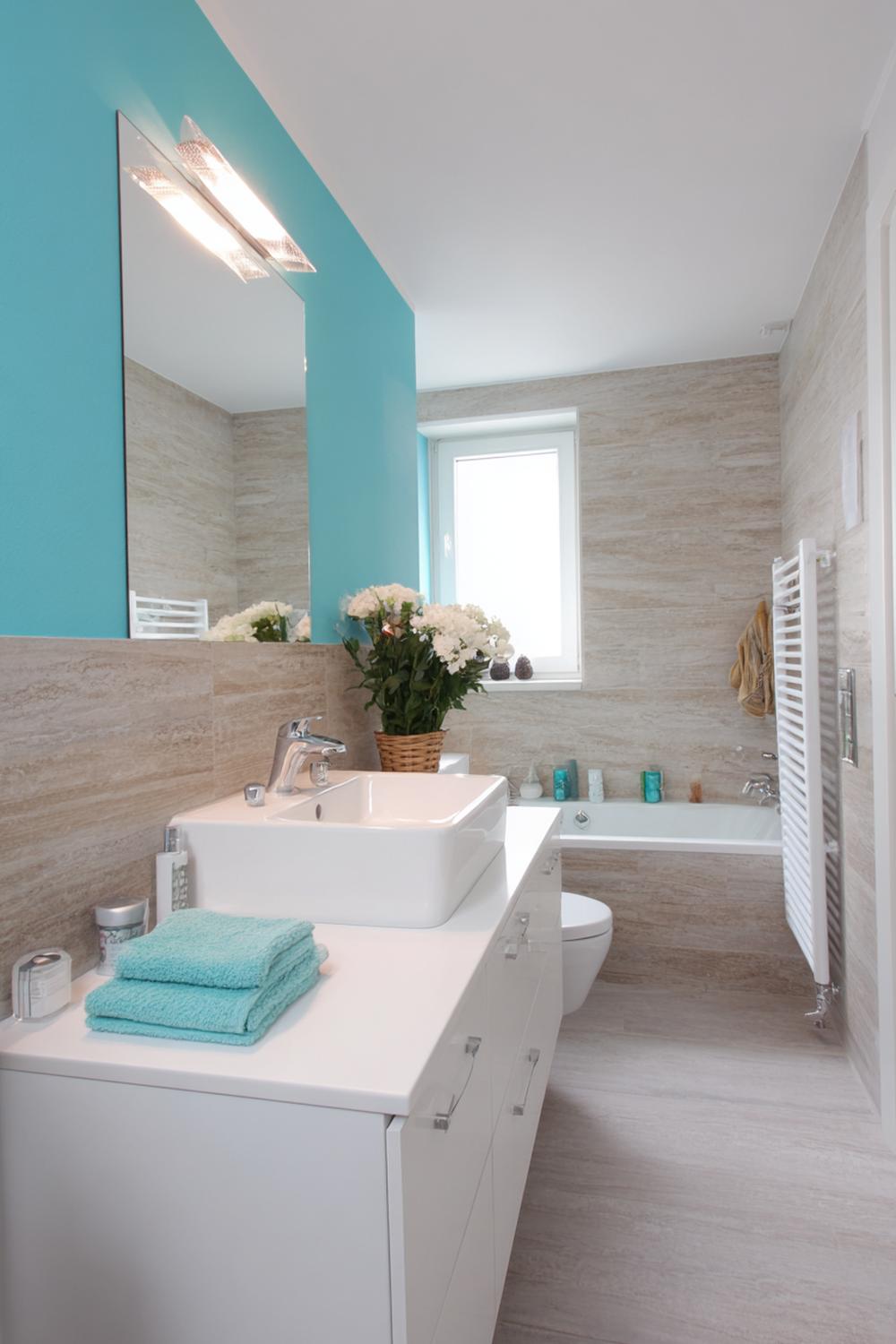 34. Spiegeldeko Bad Ideen mit Farbblock-Wand und passendem Spiegelrahmen