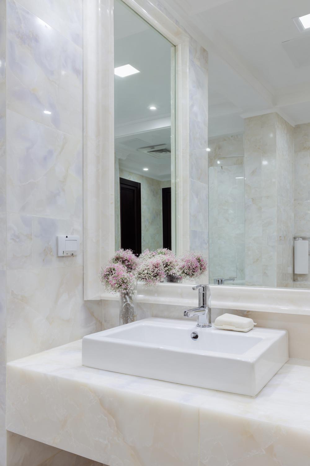 36. Spiegeldeko Bad Ideen mit Seifenschale aus Alabaster und weichen Weißtönen