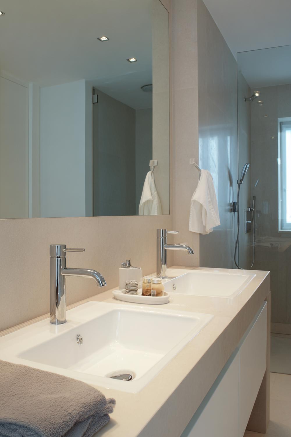 4. Spiegeldeko Bad Ideen mit doppeltem Spiegelsystem und symmetrischen Wandleuchten