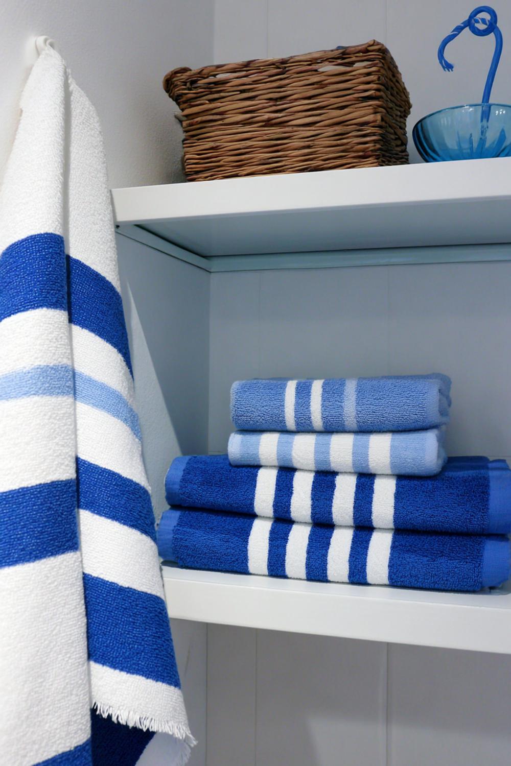 40. Spiegeldeko Bad Ideen mit maritimer Streifen-Textilie und blauem Glasakzent