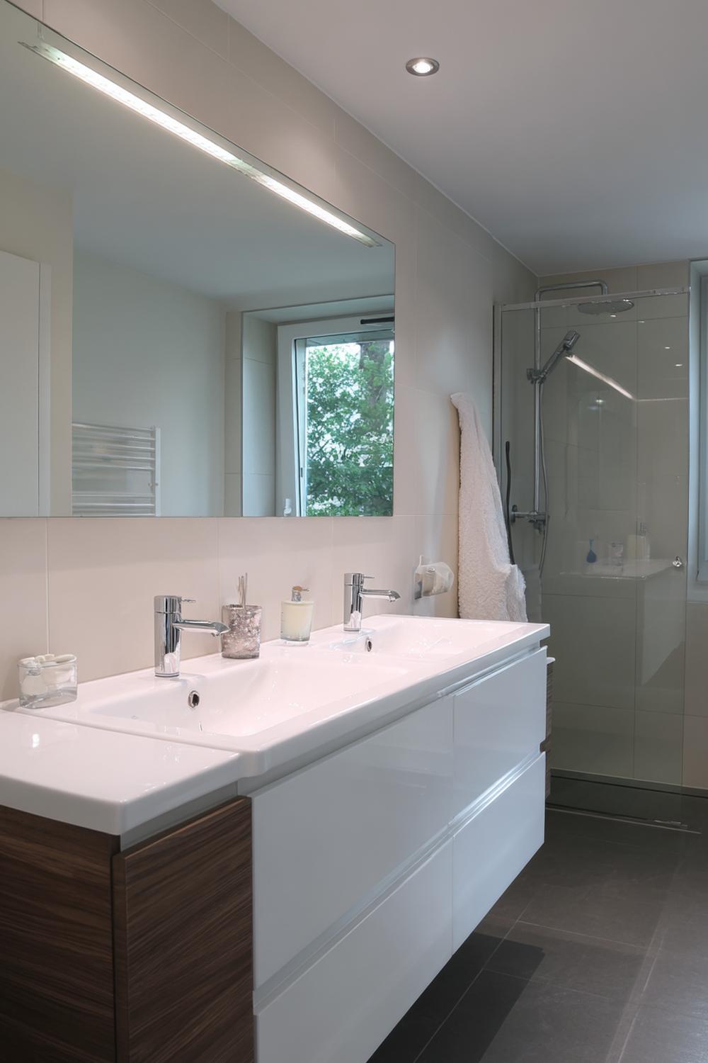 8. Spiegeldeko Bad Ideen mit Sprossenspiegel und sanftem Landhaus-Textil