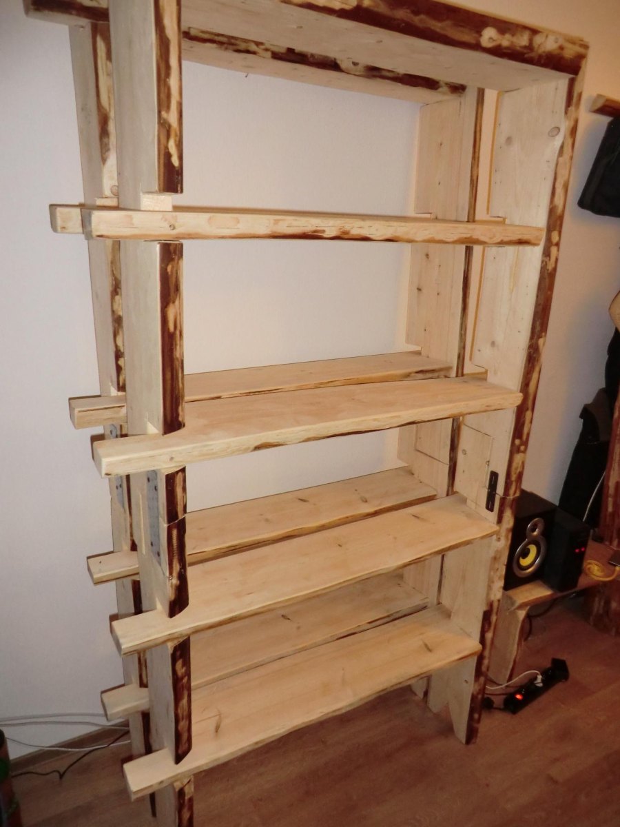 Stabiles Holzregal mit Verstrebungen