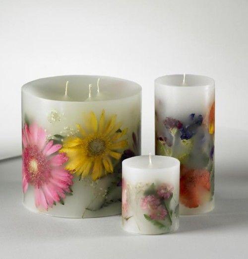 Kerze mit eingebetteten Trockenblumen