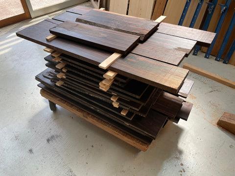 Gebeiztes Holz trocknet