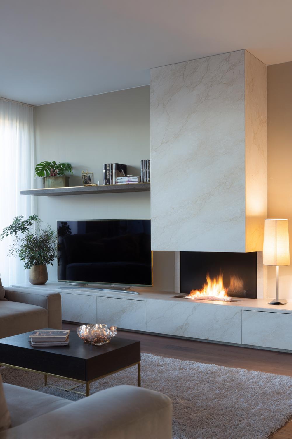 4. TV Wand Naturstein-Optik mit Messingdetails und Kaminlinie