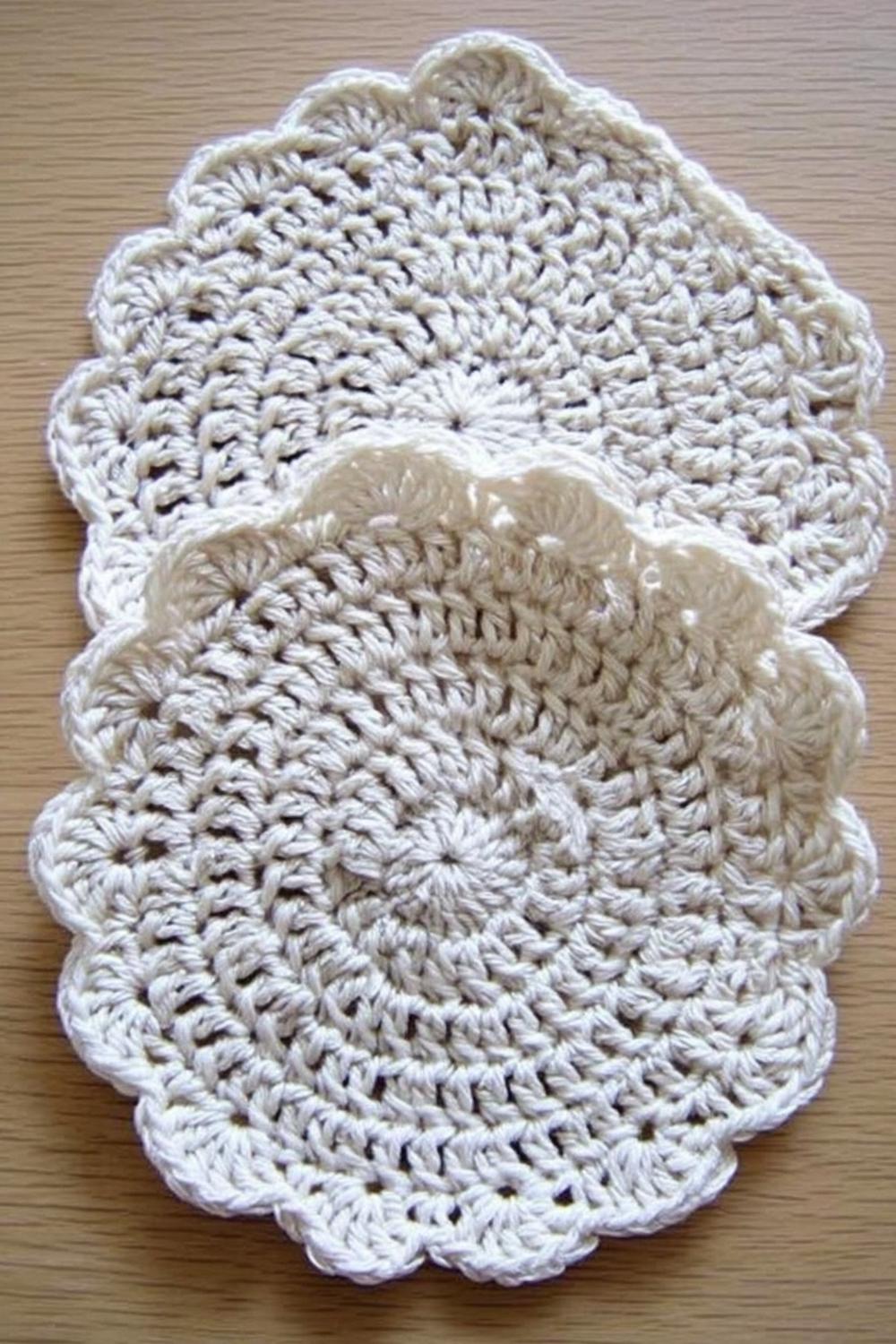 Klassische Spitzendeckchen in Creme