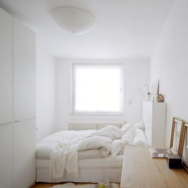 Schlafzimmer mit wenig Tageslicht