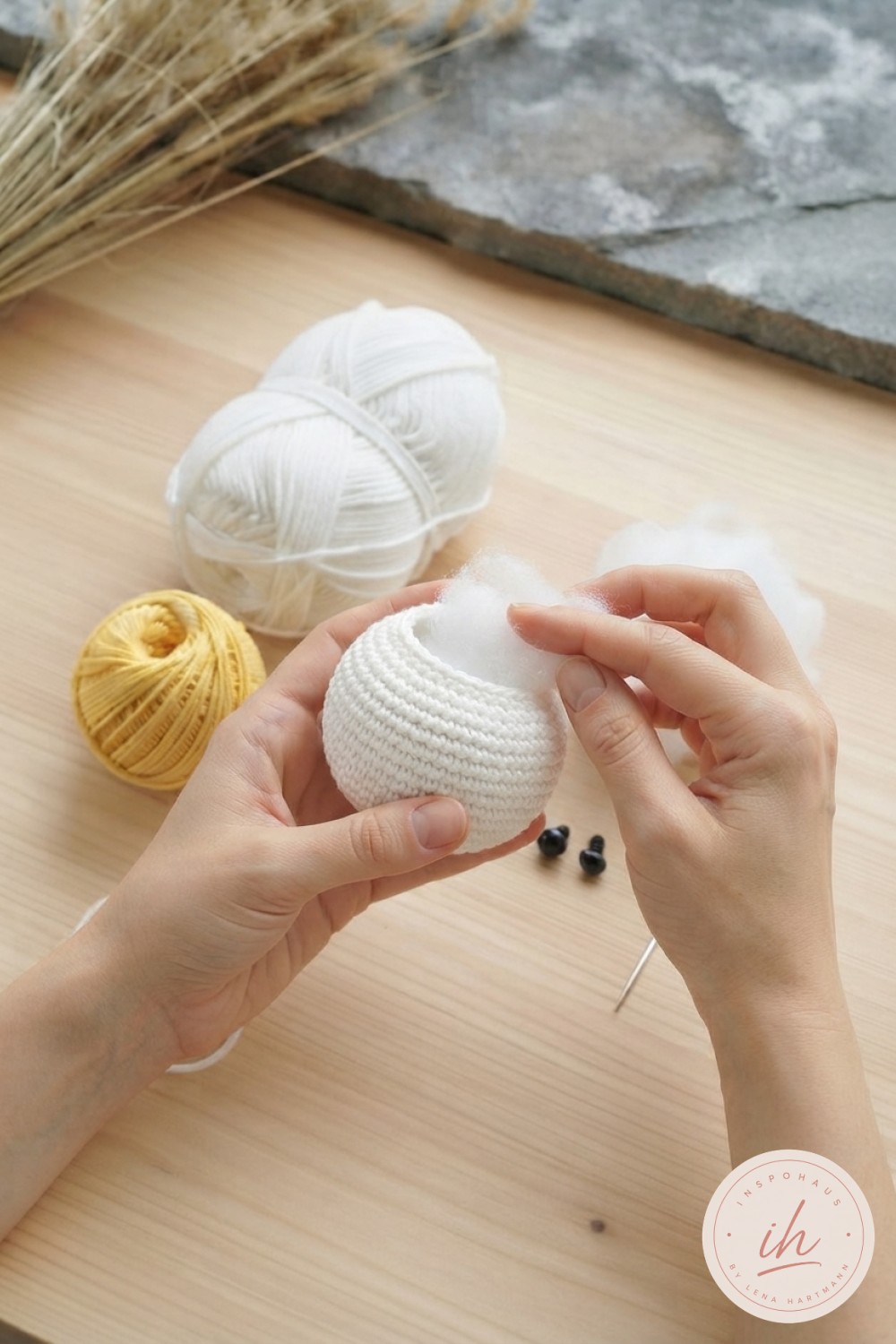 Halbfertige Kugel wird gestopft, zentraler Schritt beim weiße Ente Amigurumi häkeln vor dem Schließen der Runde
