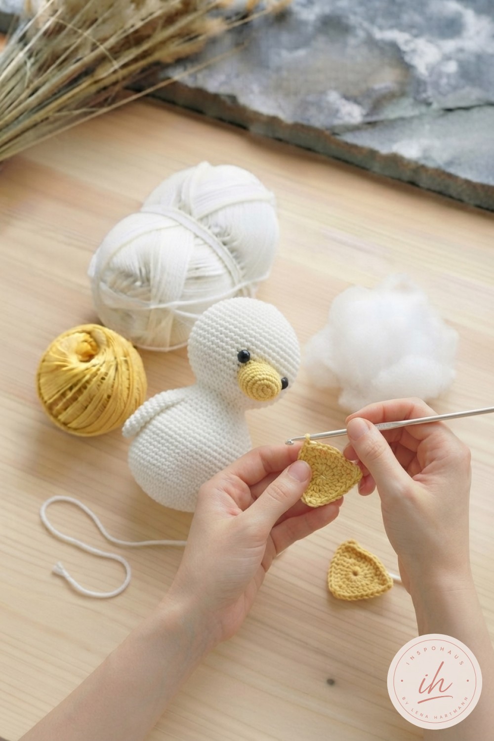 Gelbe Schwimmfüße werden separat gehäkelt, letzter Materialschritt beim weiße Ente Amigurumi häkeln vor dem Annähen