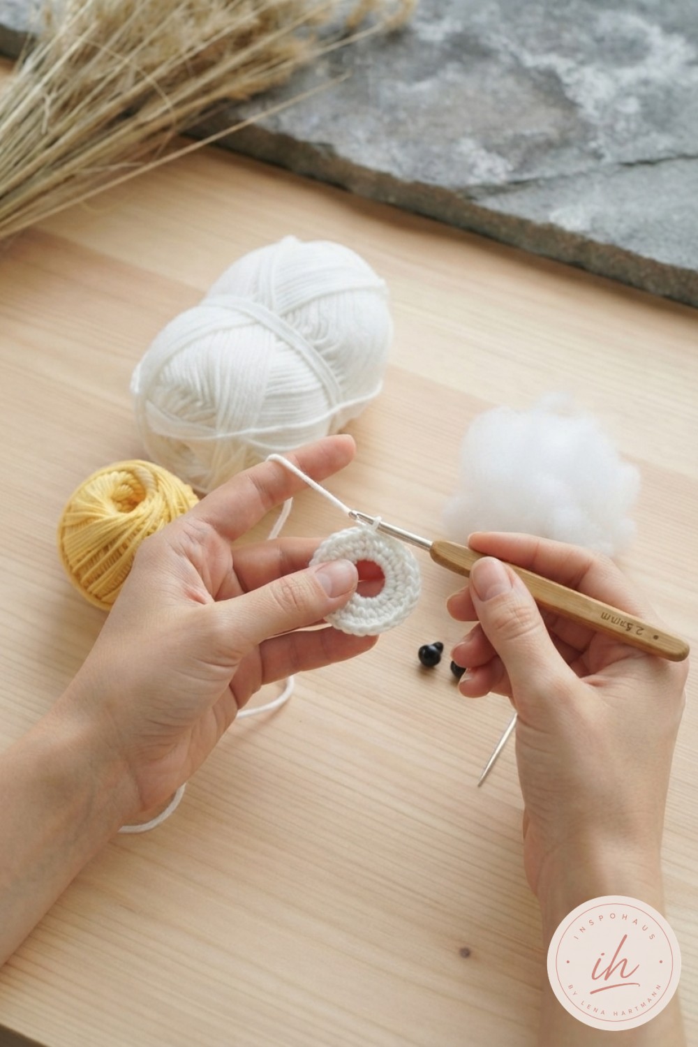 Erste Runden im Magic Ring beim weiße Ente Amigurumi häkeln, weißer Baumwollfaden entsteht Schritt für Schritt