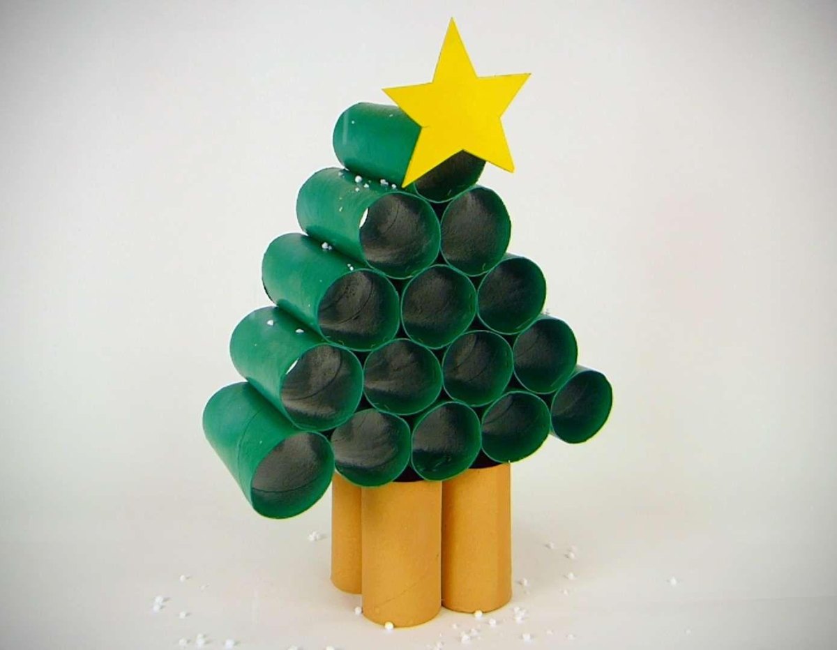 Weihnachtsbaum aus Toilettenpapierrollen