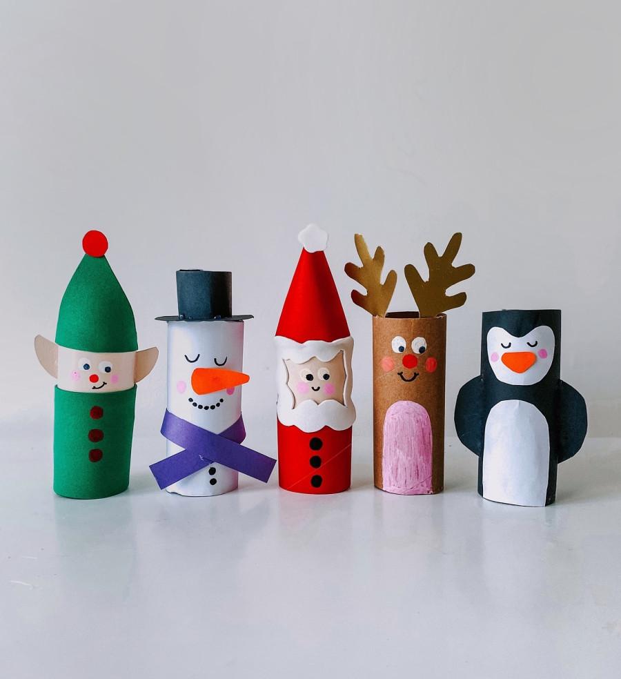 Kinder basteln Weihnachtsfiguren aus Rollen