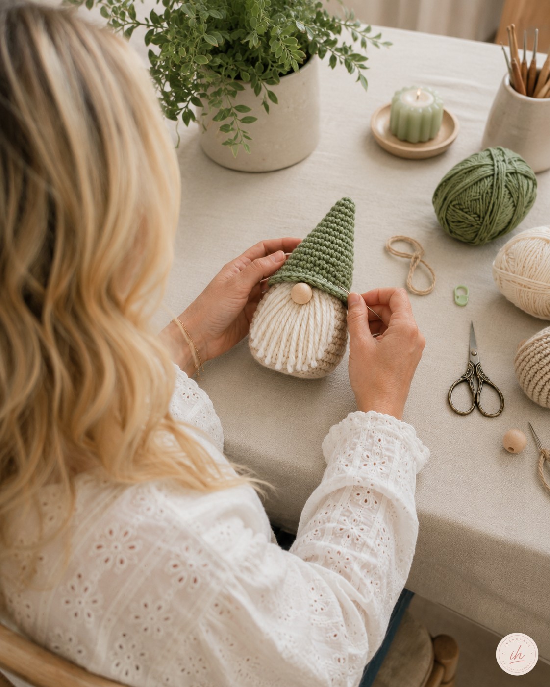 Mütze wird auf den fertigen Körper gesetzt beim Zusammenbau während des Weihnachtsgnome häkeln