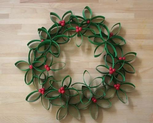 Weihnachtskranz aus Toilettenpapierrollen