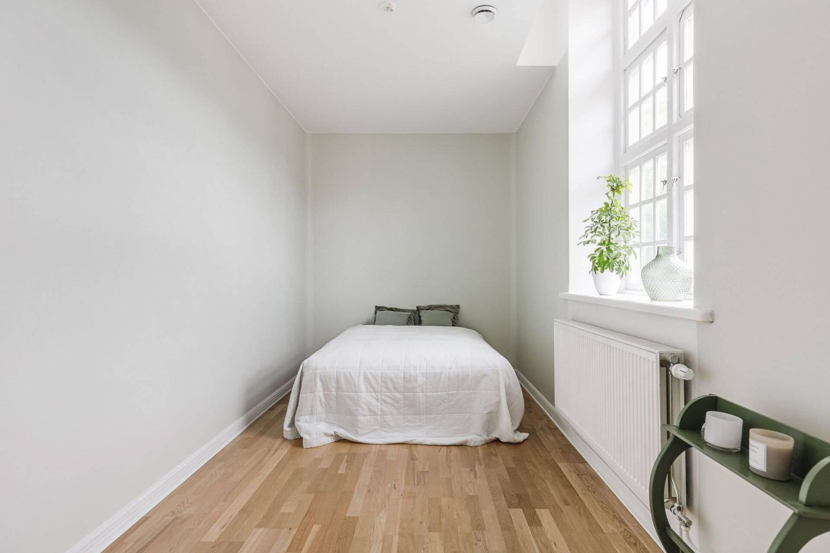 Minimalistisches Schlafzimmer mit weißen Wänden