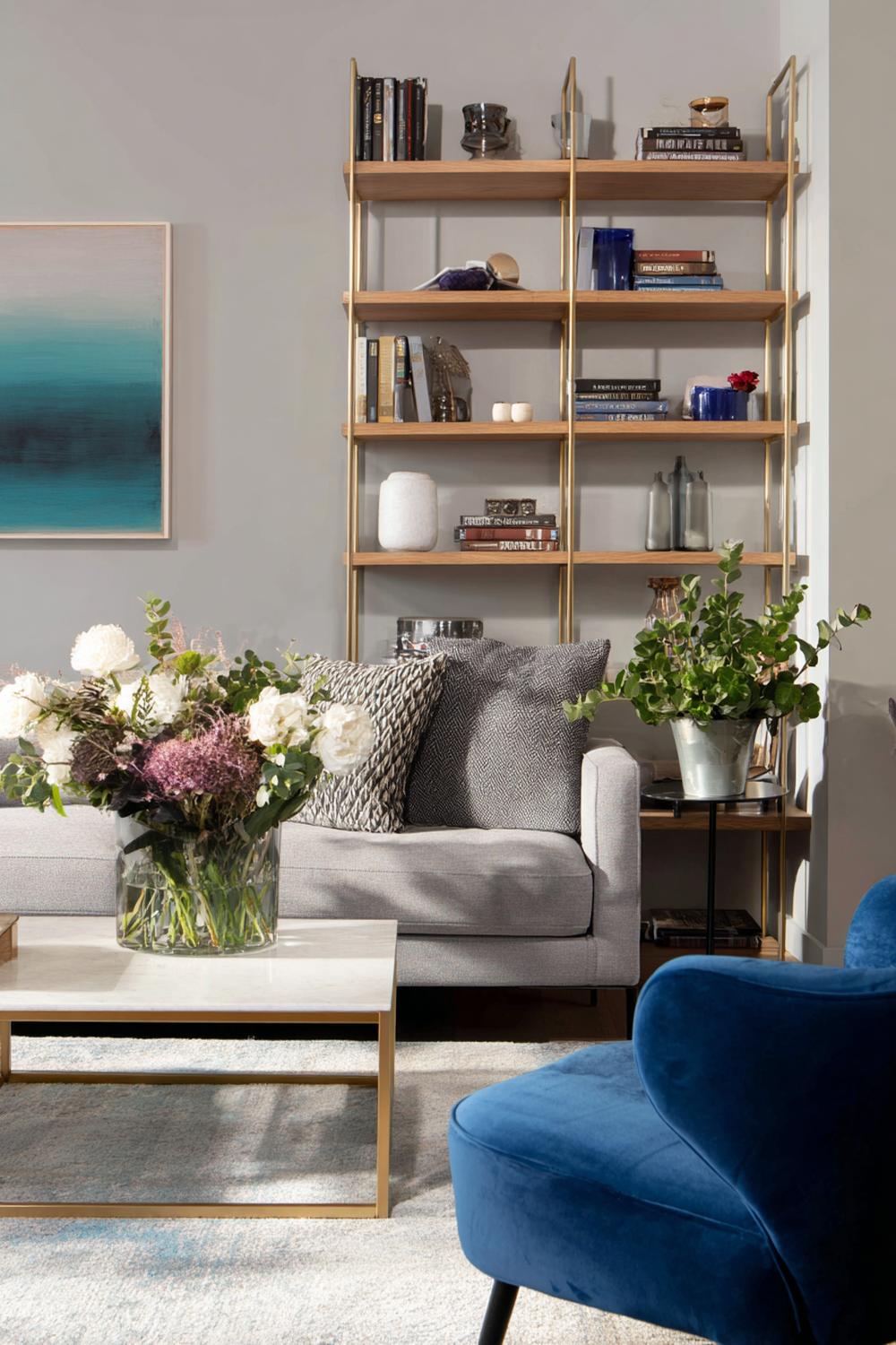 7. Wohnzimmer Deko Ideen Modern mit offener Regalwand und kuratierten Deko-Objekten