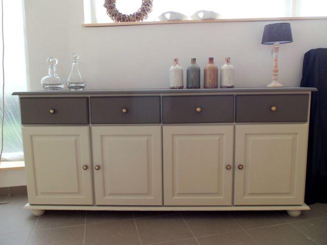 Zweifarbig gestrichenes Sideboard